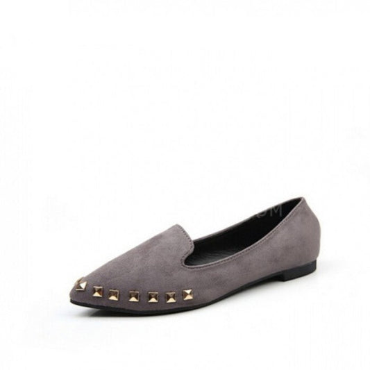 Rivet pointed leisure shoes with flat sole
