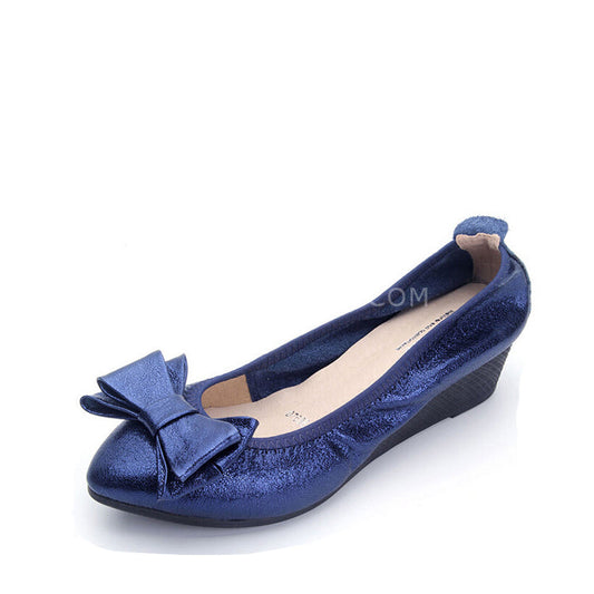 Pointed bow wedge sandals