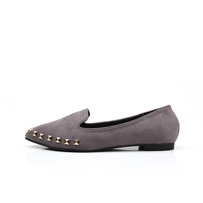 Rivet pointed leisure shoes with flat sole