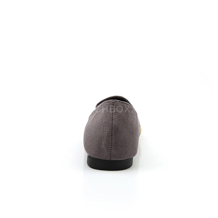 Rivet pointed leisure shoes with flat sole