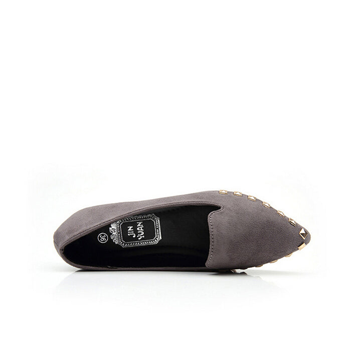 Rivet pointed leisure shoes with flat sole