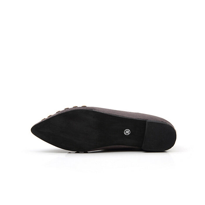 Rivet pointed leisure shoes with flat sole